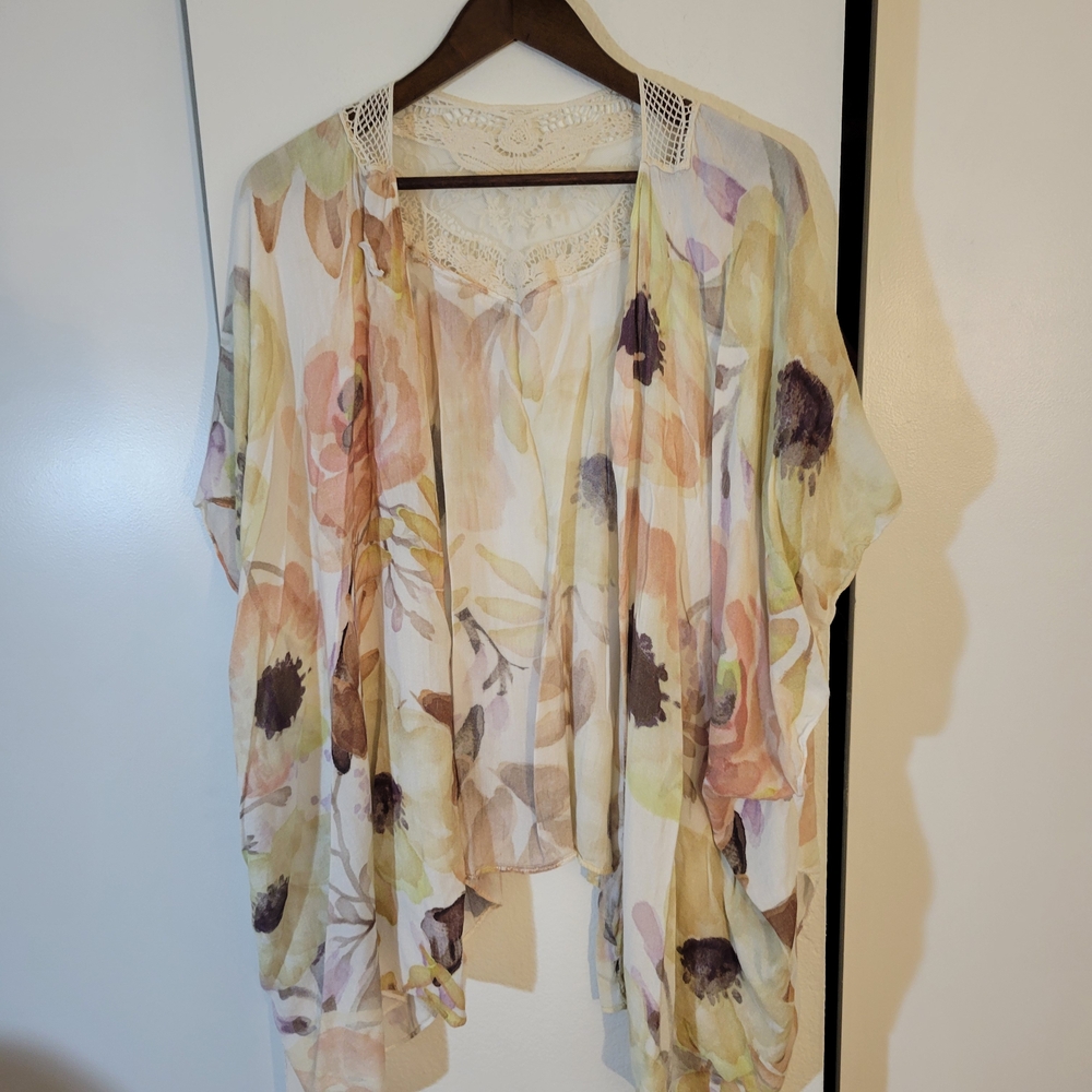 Elizabeth Gilltte Onesize CardiganPastel Floral Kimono